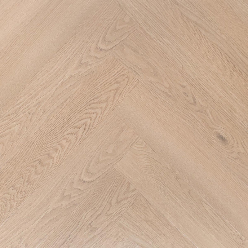 Deze afbeelding toont een vloer uit de OTIUM Next collectie. De PVC vloer heeft een natuurlijke houtlook met subtiele nerven en kleurnuances, waardoor hij nauwelijks van een echte houten vloer te onderscheiden is. Dankzij de sterke toplaag en duurzame eigenschappen is deze vloer geschikt voor intensief gebruik en perfect te combineren met vloerverwarming.