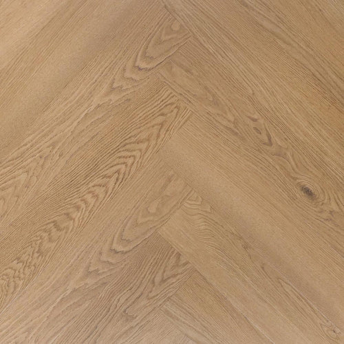 Deze afbeelding toont een vloer uit de OTIUM Next collectie. De PVC vloer heeft een natuurlijke houtlook met subtiele nerven en kleurnuances, waardoor hij nauwelijks van een echte houten vloer te onderscheiden is. Dankzij de sterke toplaag en duurzame eigenschappen is deze vloer geschikt voor intensief gebruik en perfect te combineren met vloerverwarming.