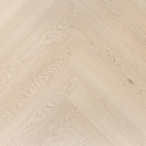 Deze afbeelding toont een vloer uit de OTIUM Next collectie. De PVC vloer heeft een natuurlijke houtlook met subtiele nerven en kleurnuances, waardoor hij nauwelijks van een echte houten vloer te onderscheiden is. Dankzij de sterke toplaag en duurzame eigenschappen is deze vloer geschikt voor intensief gebruik en perfect te combineren met vloerverwarming.