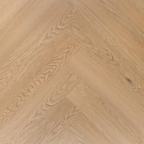 Deze afbeelding toont een vloer uit de OTIUM Next collectie. De PVC vloer heeft een natuurlijke houtlook met subtiele nerven en kleurnuances, waardoor hij nauwelijks van een echte houten vloer te onderscheiden is. Dankzij de sterke toplaag en duurzame eigenschappen is deze vloer geschikt voor intensief gebruik en perfect te combineren met vloerverwarming.