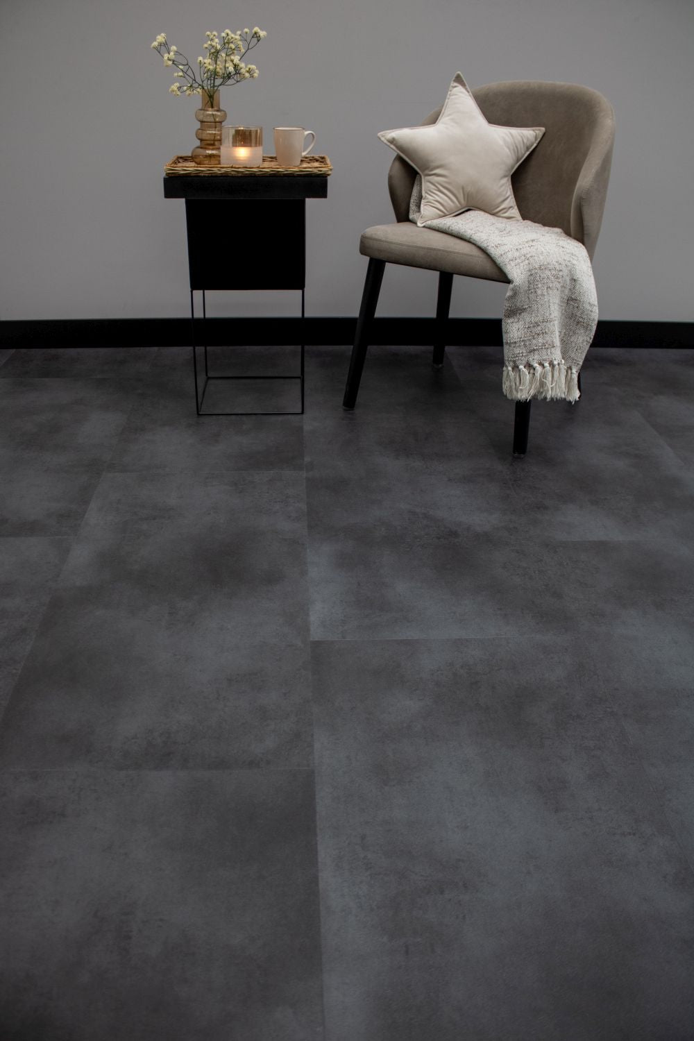 Onyx Tile Collection PVC Vloer met stijlvolle uitstraling, duurzaam en eenvoudig te installeren, verkrijgbaar bij XL Woonwinkel.