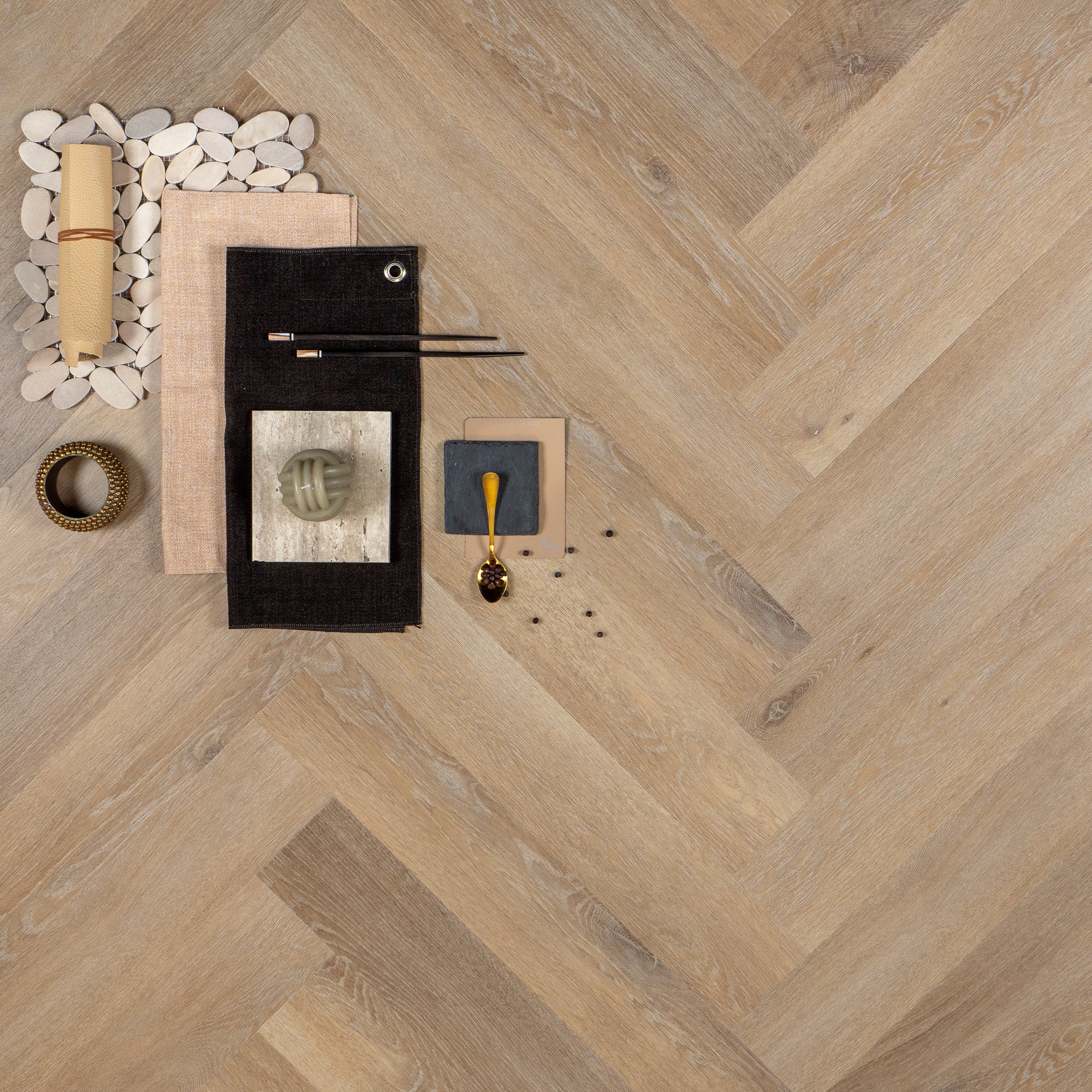 Otium Lily Herringbone – Stijlvolle visgraat SPC vloer verkrijgbaar bij XL Woonwinkel, 100% waterbestendig, geschikt voor vloerverwarming en voorzien van een geïntegreerde ondervloer.