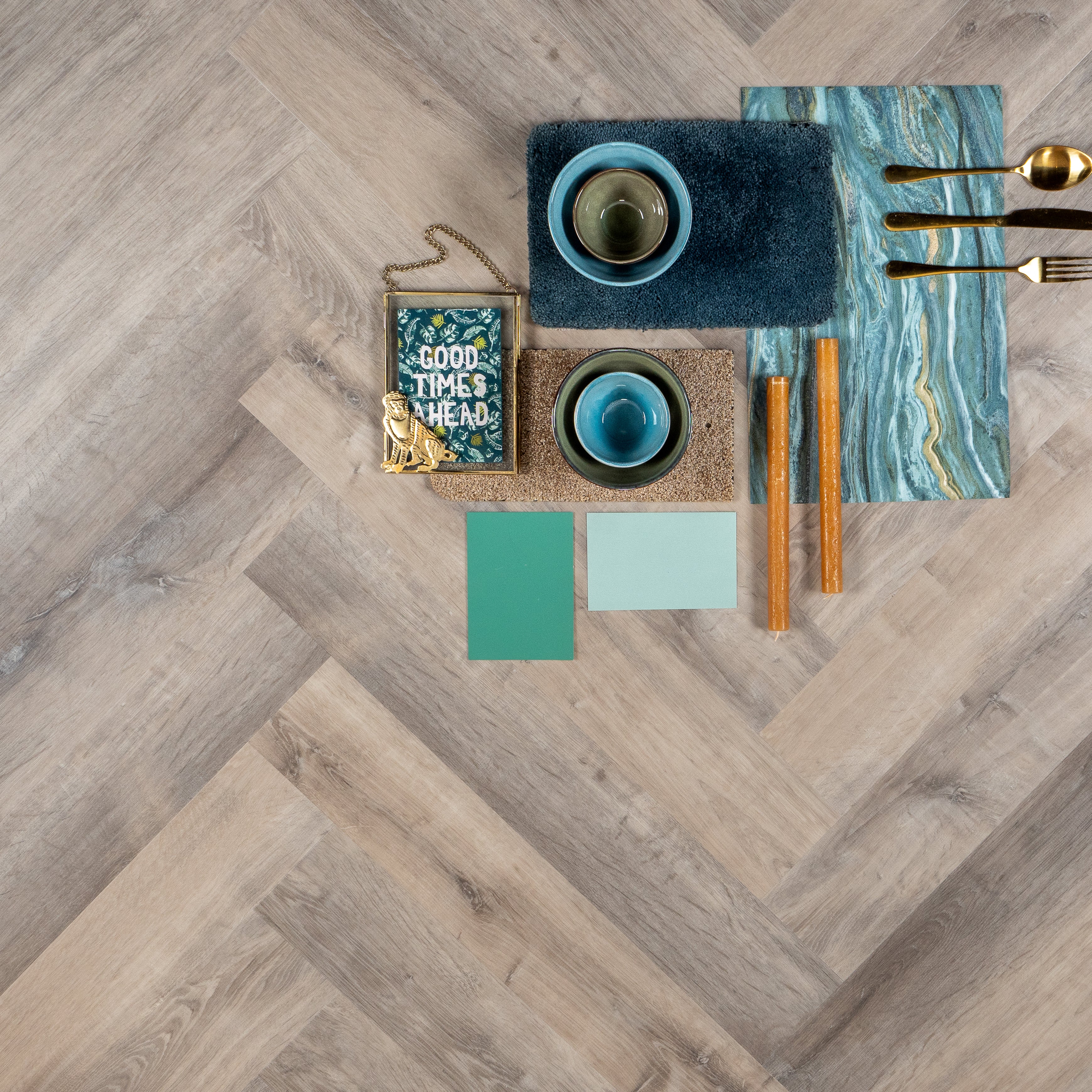 Otium Mist Herringbone – Stijlvolle visgraat SPC vloer verkrijgbaar bij XL Woonwinkel, 100% waterbestendig, geschikt voor vloerverwarming en voorzien van een geïntegreerde ondervloer.