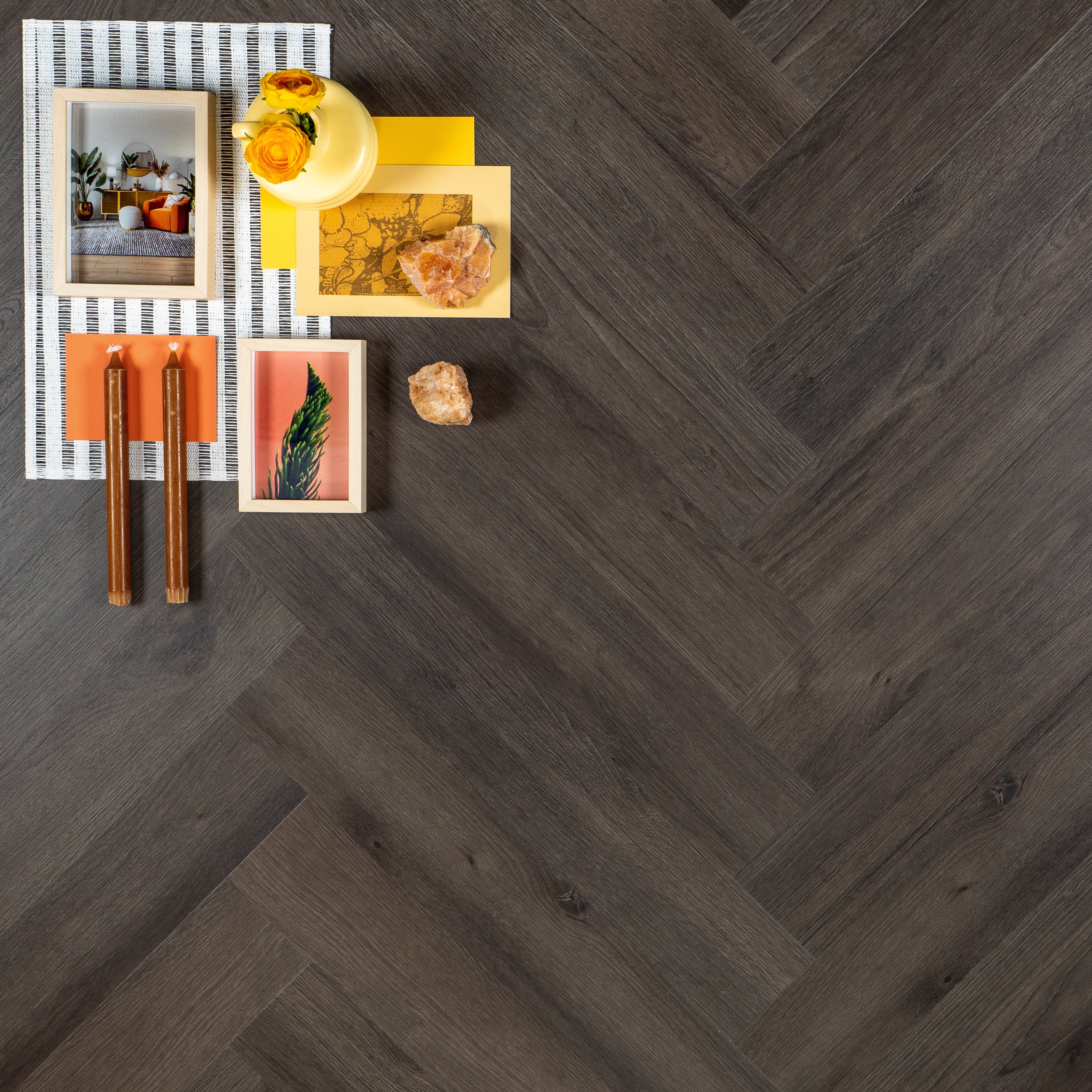 Otium Opal Herringbone – Stijlvolle visgraat SPC vloer verkrijgbaar bij XL Woonwinkel, 100% waterbestendig, geschikt voor vloerverwarming en voorzien van een geïntegreerde ondervloer.