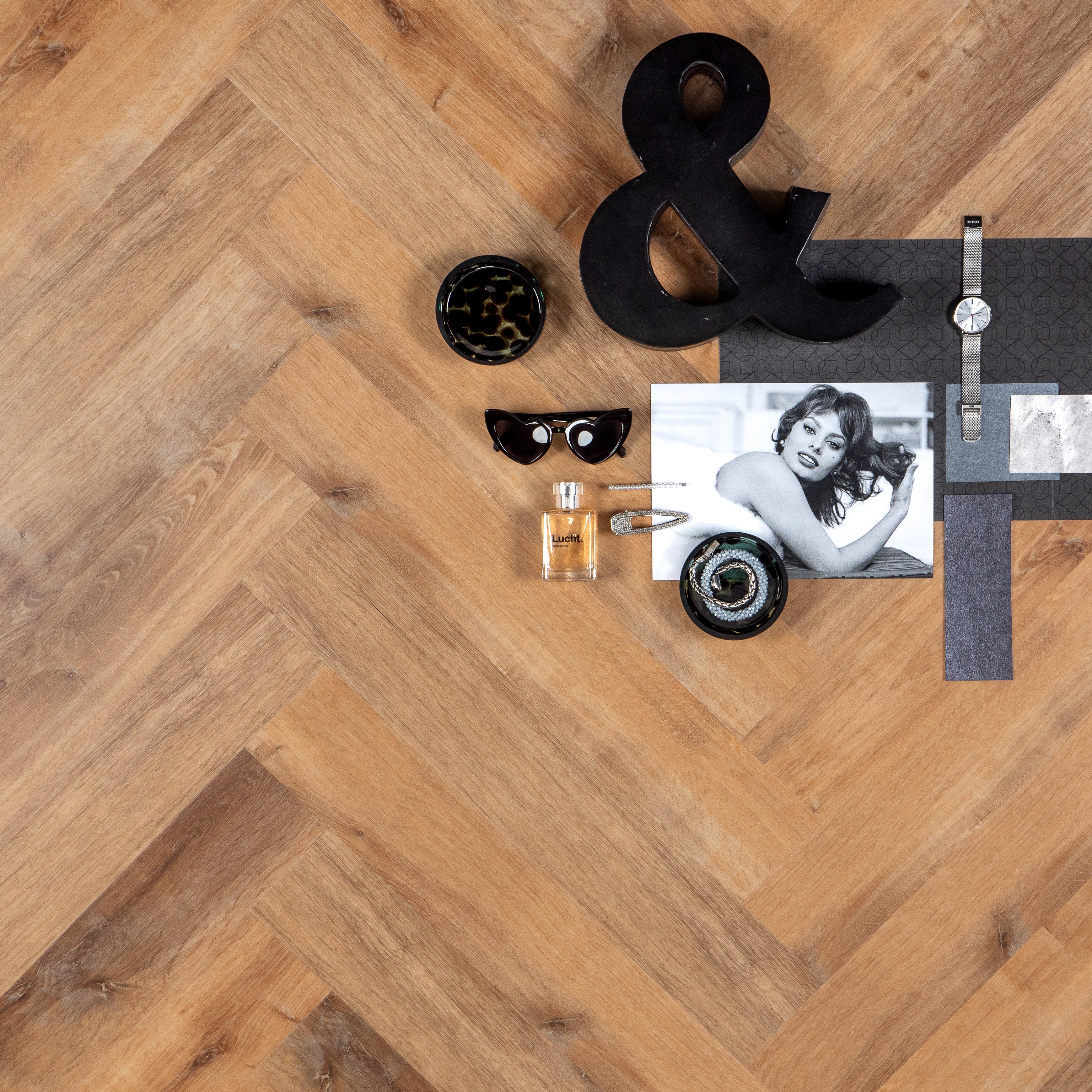 Otium Poppy Herringbone – Stijlvolle visgraat SPC vloer verkrijgbaar bij XL Woonwinkel, 100% waterbestendig, geschikt voor vloerverwarming en voorzien van een geïntegreerde ondervloer.