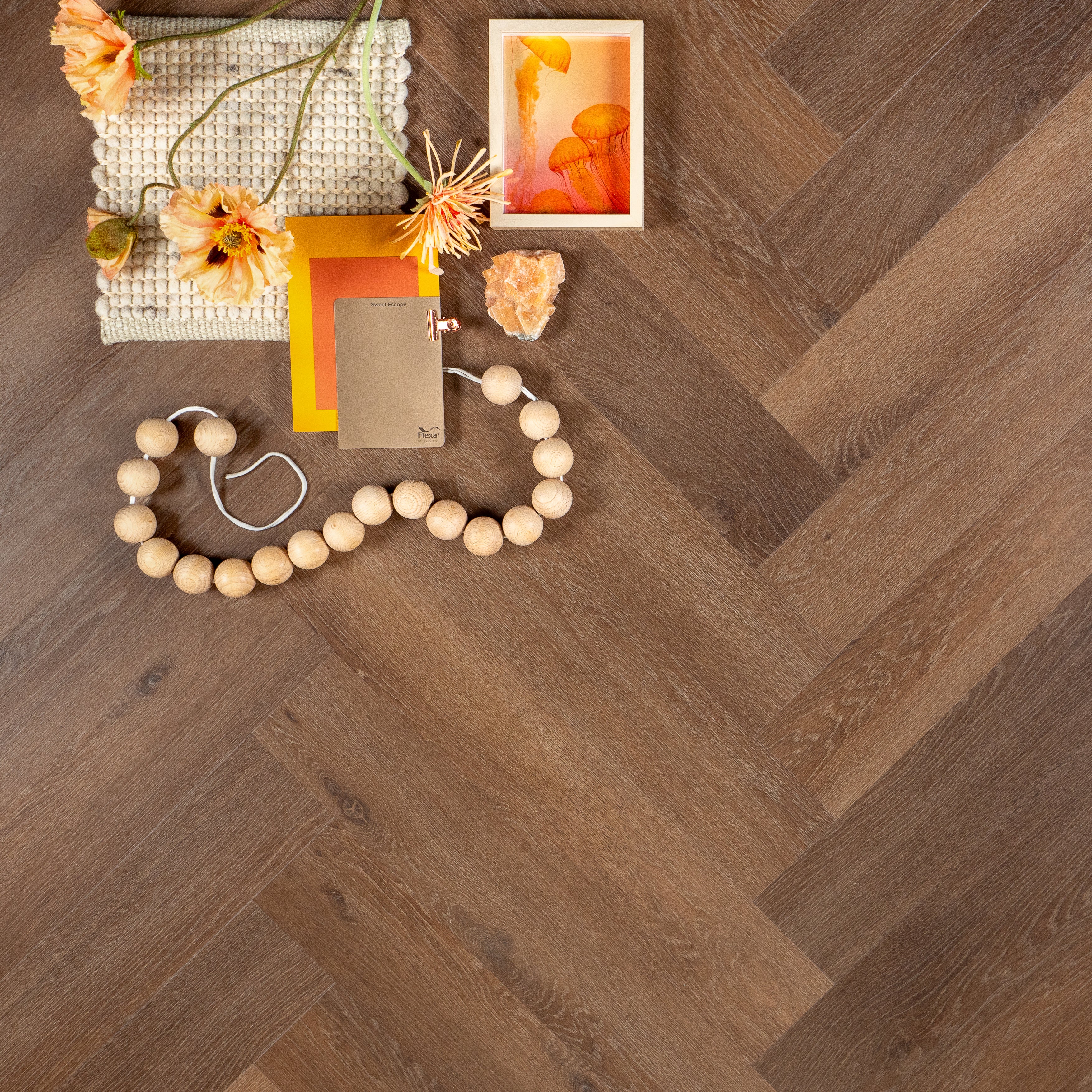 Otium Rose Herringbone – Stijlvolle visgraat SPC vloer verkrijgbaar bij XL Woonwinkel, 100% waterbestendig, geschikt voor vloerverwarming en voorzien van een geïntegreerde ondervloer.