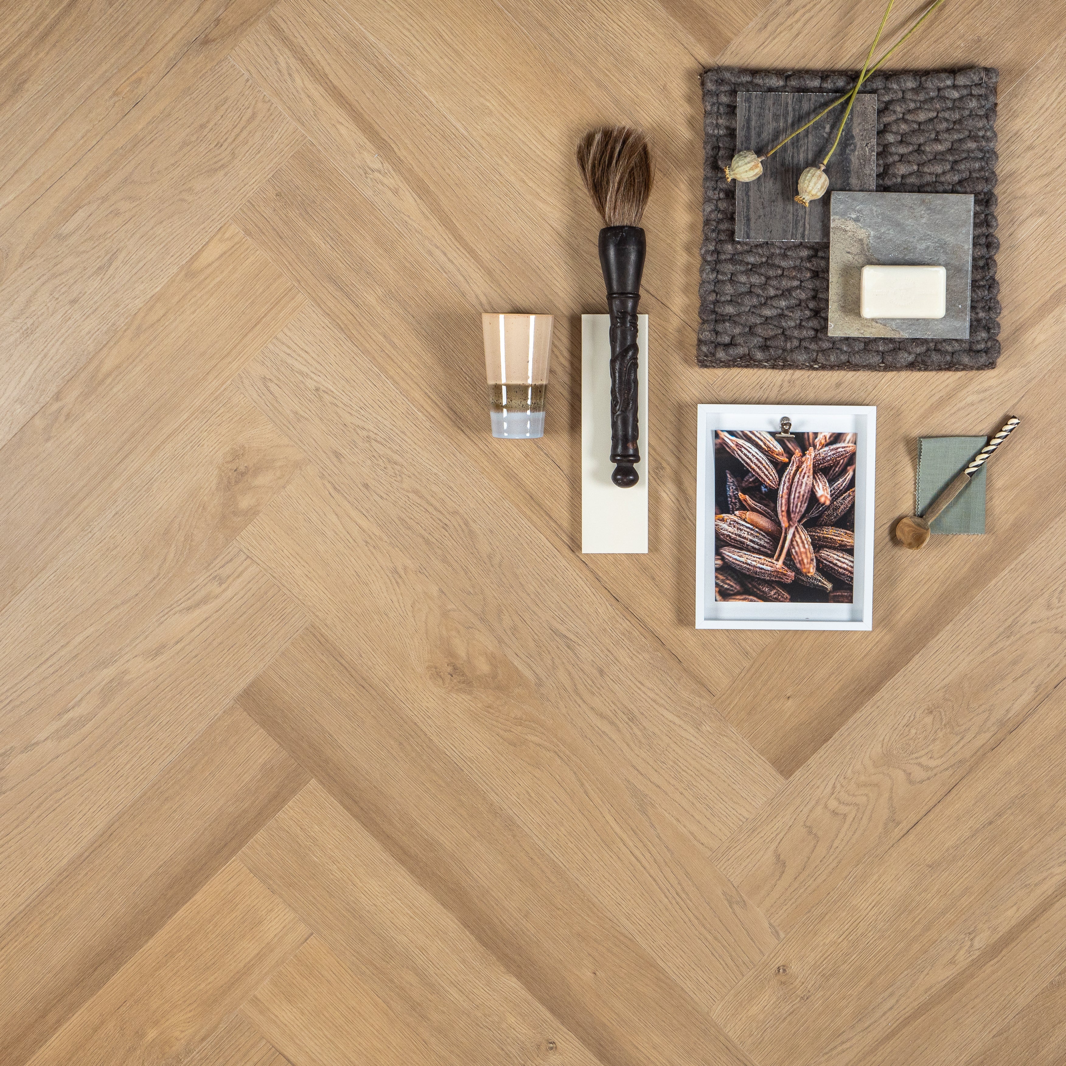 Otium lux Herringbone – Stijlvolle visgraat SPC vloer verkrijgbaar bij XL Woonwinkel, 100% waterbestendig, geschikt voor vloerverwarming en voorzien van een geïntegreerde ondervloer.