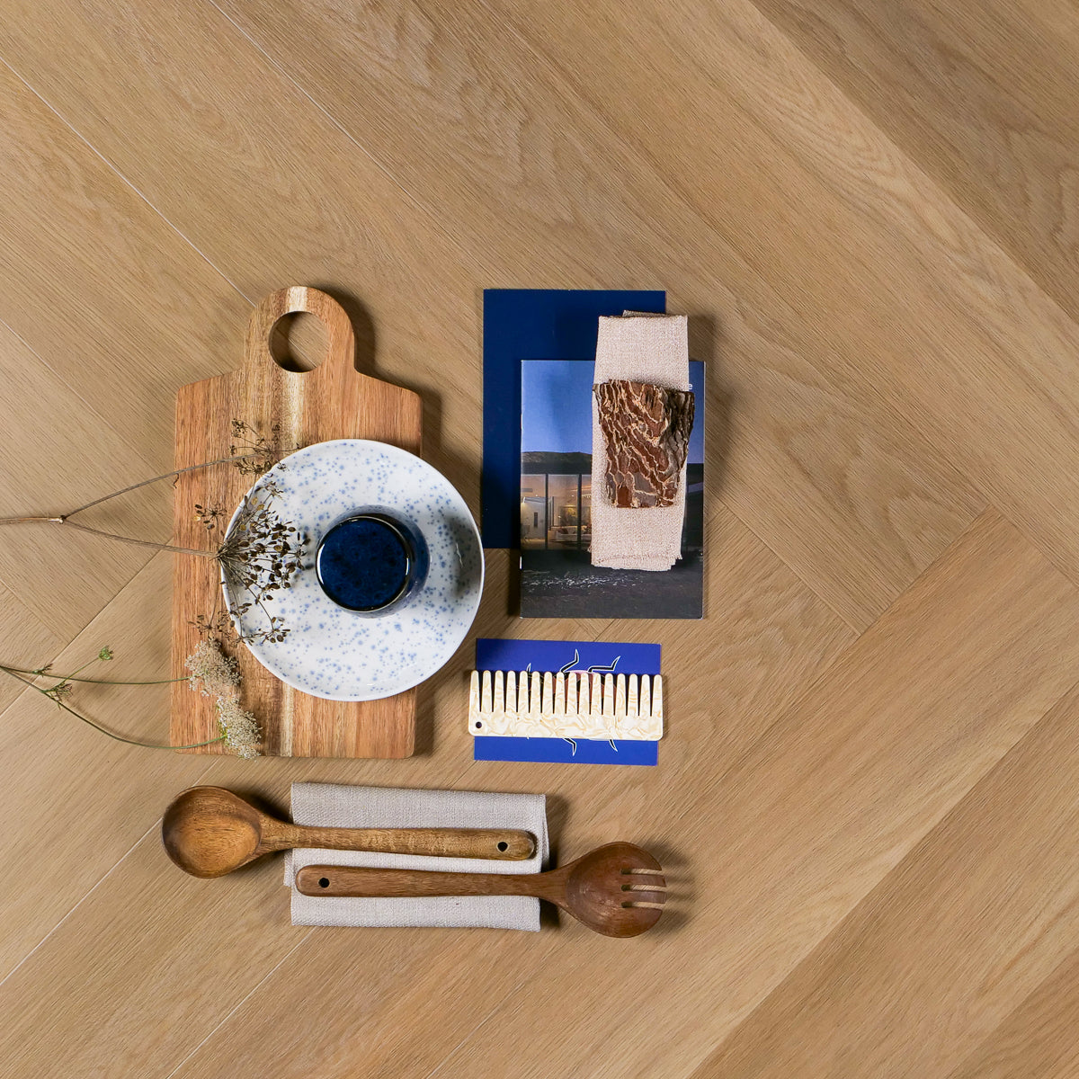 Otium Hibiscus Herringbone – Stijlvolle visgraat SPC vloer verkrijgbaar bij XL Woonwinkel, 100% waterbestendig, geschikt voor vloerverwarming en voorzien van een geïntegreerde ondervloer.