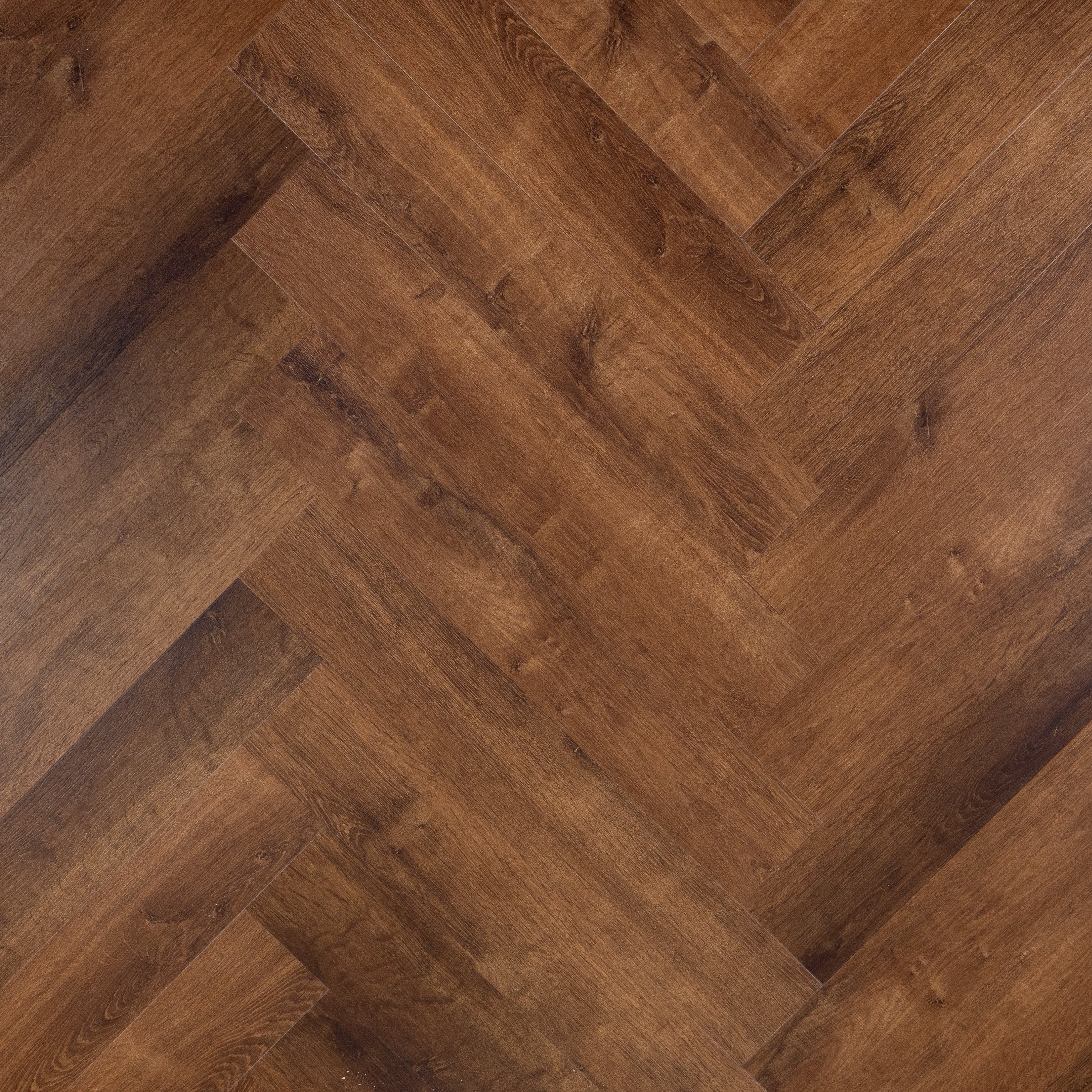 Otium Dawn Herringbone – Stijlvolle visgraat SPC vloer verkrijgbaar bij XL Woonwinkel, 100% waterbestendig, geschikt voor vloerverwarming en voorzien van een geïntegreerde ondervloer.