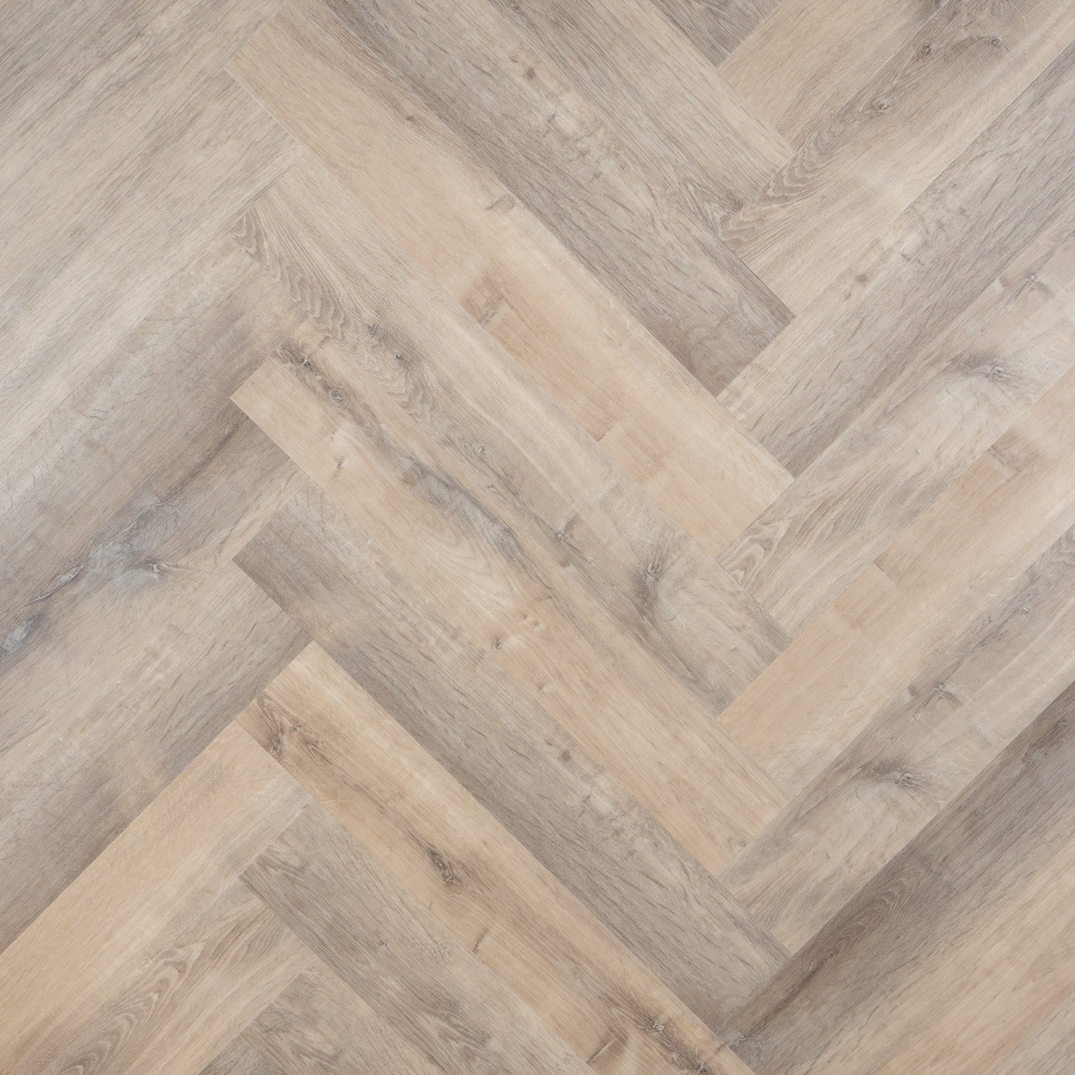 Otium Mist Herringbone – Stijlvolle visgraat SPC vloer verkrijgbaar bij XL Woonwinkel, 100% waterbestendig, geschikt voor vloerverwarming en voorzien van een geïntegreerde ondervloer.