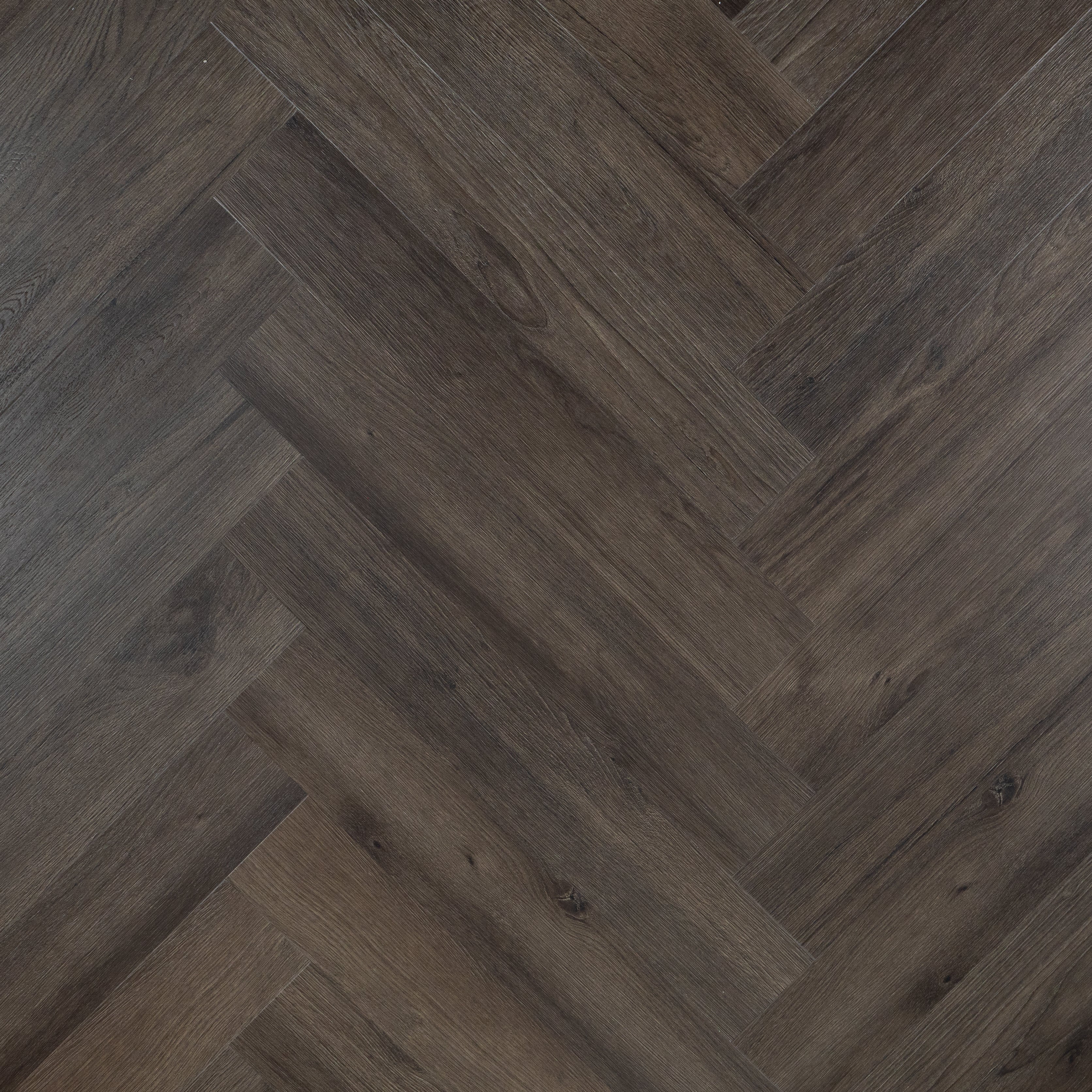 Otium Opal Herringbone – Stijlvolle visgraat SPC vloer verkrijgbaar bij XL Woonwinkel, 100% waterbestendig, geschikt voor vloerverwarming en voorzien van een geïntegreerde ondervloer.