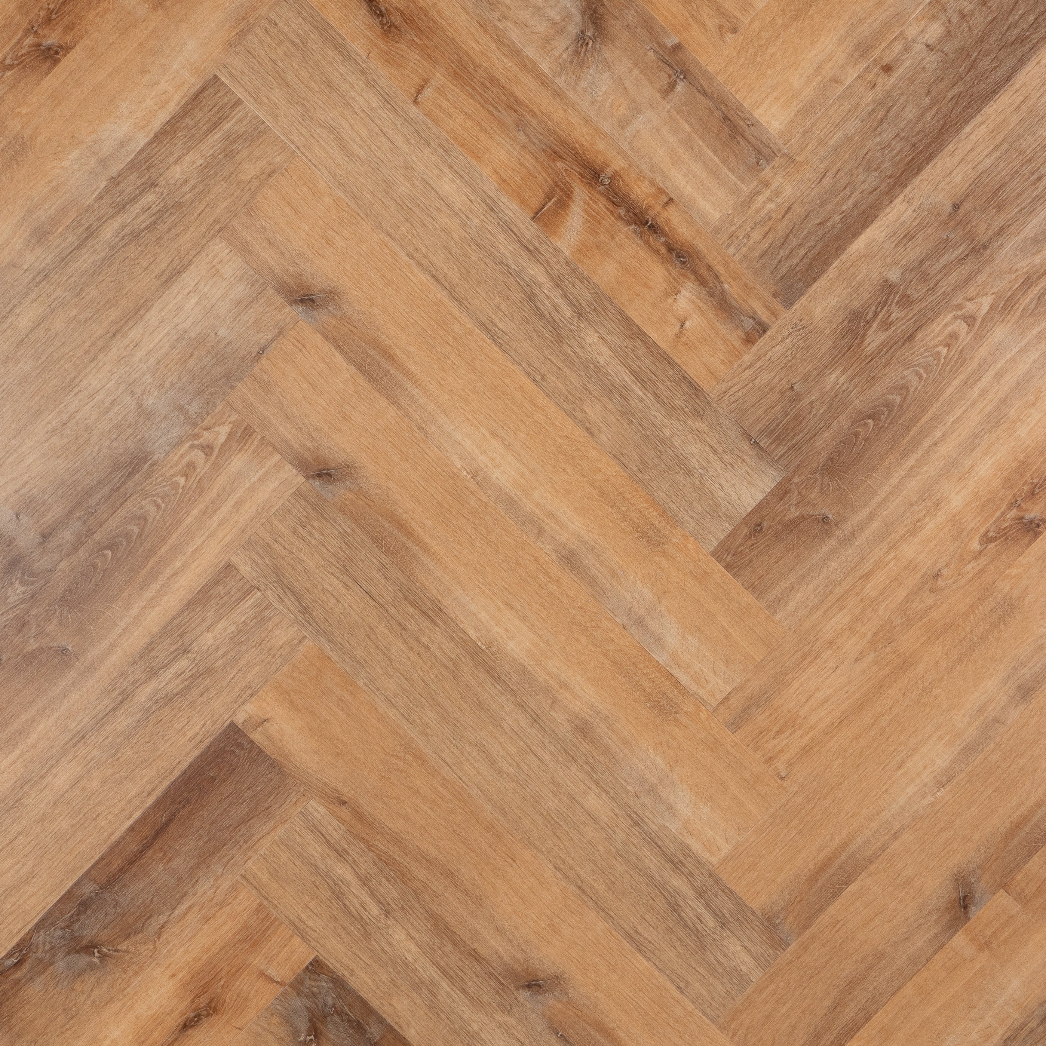 Otium Poppy Herringbone – Stijlvolle visgraat SPC vloer verkrijgbaar bij XL Woonwinkel, 100% waterbestendig, geschikt voor vloerverwarming en voorzien van een geïntegreerde ondervloer.