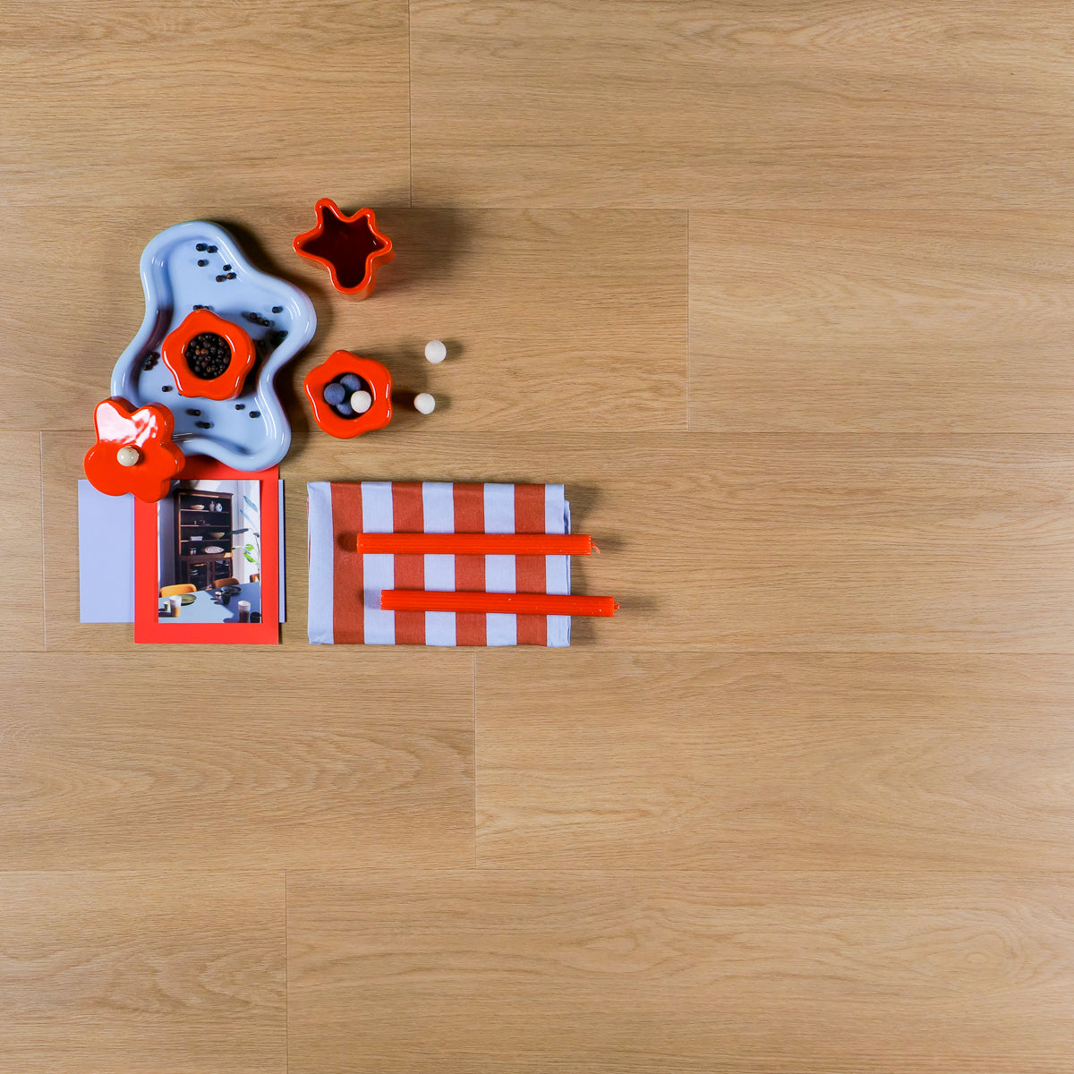 Otium Hibiscus– Stijlvolle stroken SPC vloer verkrijgbaar bij XL Woonwinkel, 100% waterbestendig, geschikt voor vloerverwarming en voorzien van een geïntegreerde ondervloer.