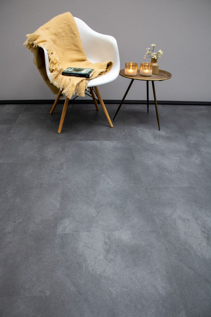 Graniet Tile Collection PVC Vloer met stijlvolle uitstraling, duurzaam en eenvoudig te installeren, verkrijgbaar bij XL Woonwinkel.