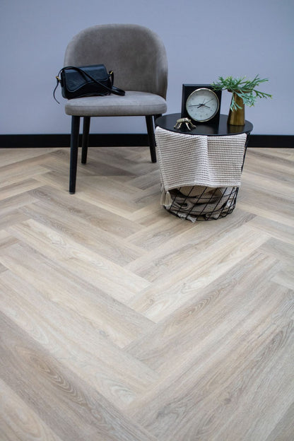 Luxury Herringbone Line Amazone - Luxe visgraat PVC vloer verkrijgbaar bij XL Woonwinkel, geschikt voor vloerverwarming en eenvoudig te leggen zonder verlijming.