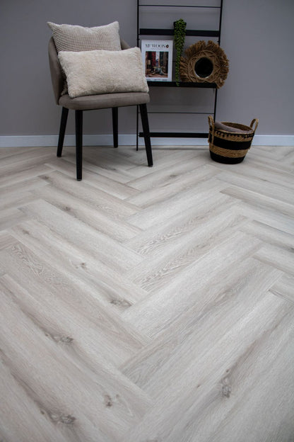 Luxury Herringbone Line Eufraat - Luxe visgraat PVC vloer verkrijgbaar bij XL Woonwinkel, geschikt voor vloerverwarming en eenvoudig te leggen zonder verlijming.