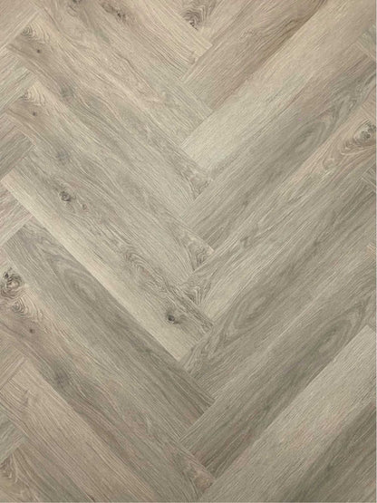Luxury Herringbone Line Maas - Luxe visgraat PVC vloer verkrijgbaar bij XL Woonwinkel, geschikt voor vloerverwarming en eenvoudig te leggen zonder verlijming.
