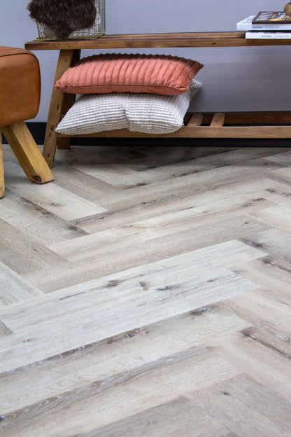 Luxury Herringbone Line Moezel - Luxe visgraat PVC vloer verkrijgbaar bij XL Woonwinkel, geschikt voor vloerverwarming en eenvoudig te leggen zonder verlijming.