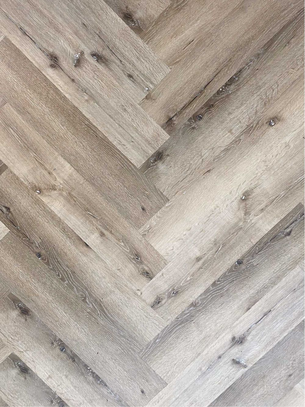 Luxury Herringbone Line Moezel - Luxe visgraat PVC vloer verkrijgbaar bij XL Woonwinkel, geschikt voor vloerverwarming en eenvoudig te leggen zonder verlijming.