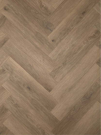 Luxury Herringbone Line Rijn - Luxe visgraat PVC vloer verkrijgbaar bij XL Woonwinkel, geschikt voor vloerverwarming en eenvoudig te leggen zonder verlijming.