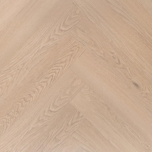 Deze afbeelding toont een vloer uit de OTIUM Next collectie. De PVC vloer heeft een natuurlijke houtlook met subtiele nerven en kleurnuances, waardoor hij nauwelijks van een echte houten vloer te onderscheiden is. Dankzij de sterke toplaag en duurzame eigenschappen is deze vloer geschikt voor intensief gebruik en perfect te combineren met vloerverwarming.