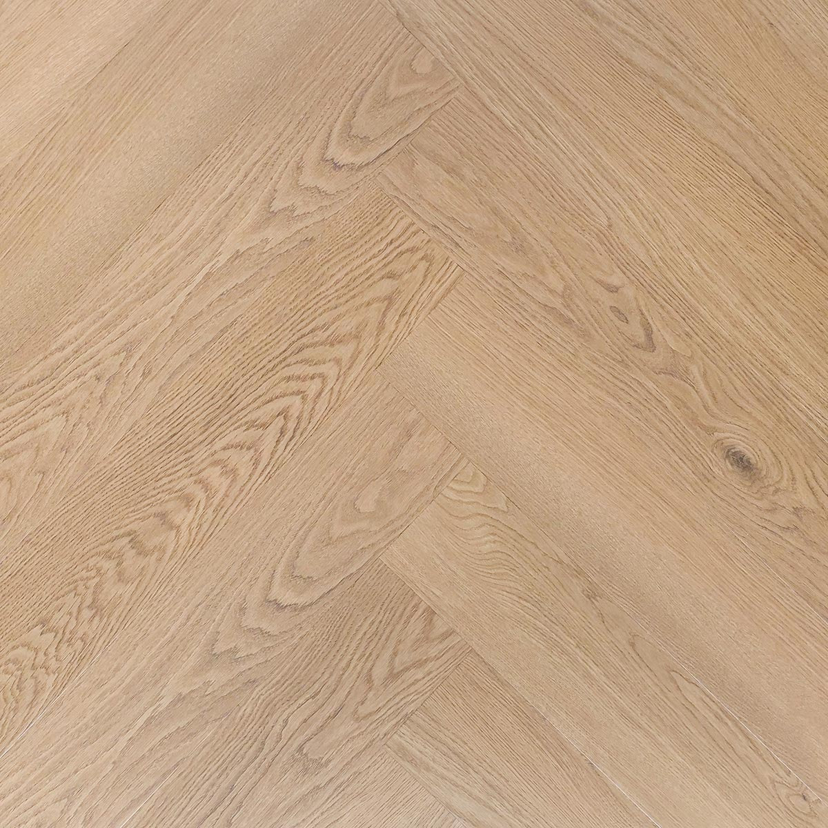 Deze afbeelding toont een vloer uit de OTIUM Next collectie. De PVC vloer heeft een natuurlijke houtlook met subtiele nerven en kleurnuances, waardoor hij nauwelijks van een echte houten vloer te onderscheiden is. Dankzij de sterke toplaag en duurzame eigenschappen is deze vloer geschikt voor intensief gebruik en perfect te combineren met vloerverwarming.