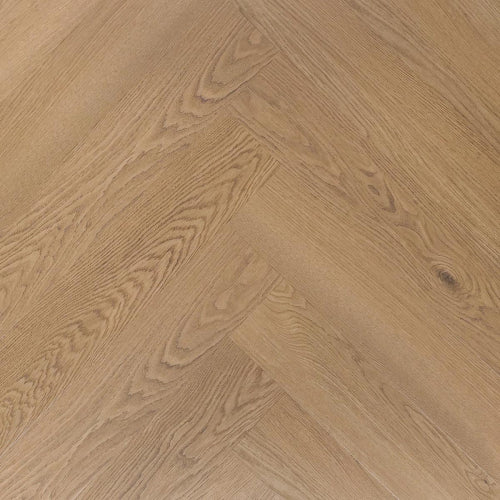 Deze afbeelding toont een vloer uit de OTIUM Next collectie. De PVC vloer heeft een natuurlijke houtlook met subtiele nerven en kleurnuances, waardoor hij nauwelijks van een echte houten vloer te onderscheiden is. Dankzij de sterke toplaag en duurzame eigenschappen is deze vloer geschikt voor intensief gebruik en perfect te combineren met vloerverwarming.