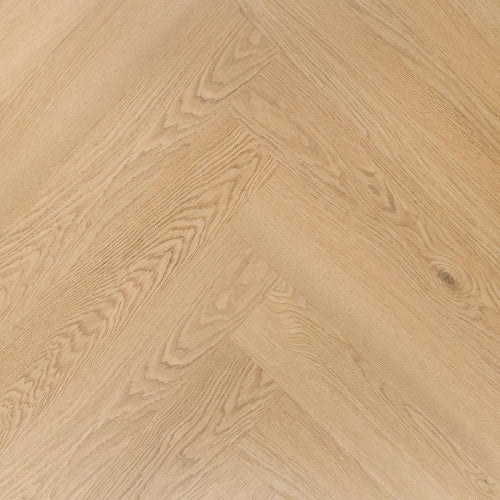 Deze afbeelding toont een vloer uit de OTIUM Next collectie. De PVC vloer heeft een natuurlijke houtlook met subtiele nerven en kleurnuances, waardoor hij nauwelijks van een echte houten vloer te onderscheiden is. Dankzij de sterke toplaag en duurzame eigenschappen is deze vloer geschikt voor intensief gebruik en perfect te combineren met vloerverwarming.