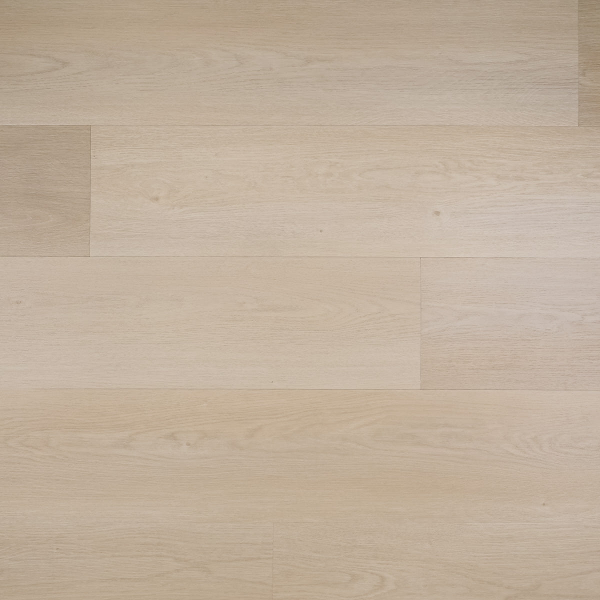 De Otium at Home OTIUM NXT collectie staat voor de nieuwste generatie PVC vloeren. Dankzij de ultra matte afwerking, natuurgetrouwe hout- en steenstructuren en sterke slijtlaag combineren deze vloeren een luxe uitstraling met optimaal gebruiksgemak. Verkrijgbaar in plank, visgraat en tegel, in zowel Dryback als Rigid uitvoering, en volledig geschikt voor vloerverwarming en intensief dagelijks gebruik.