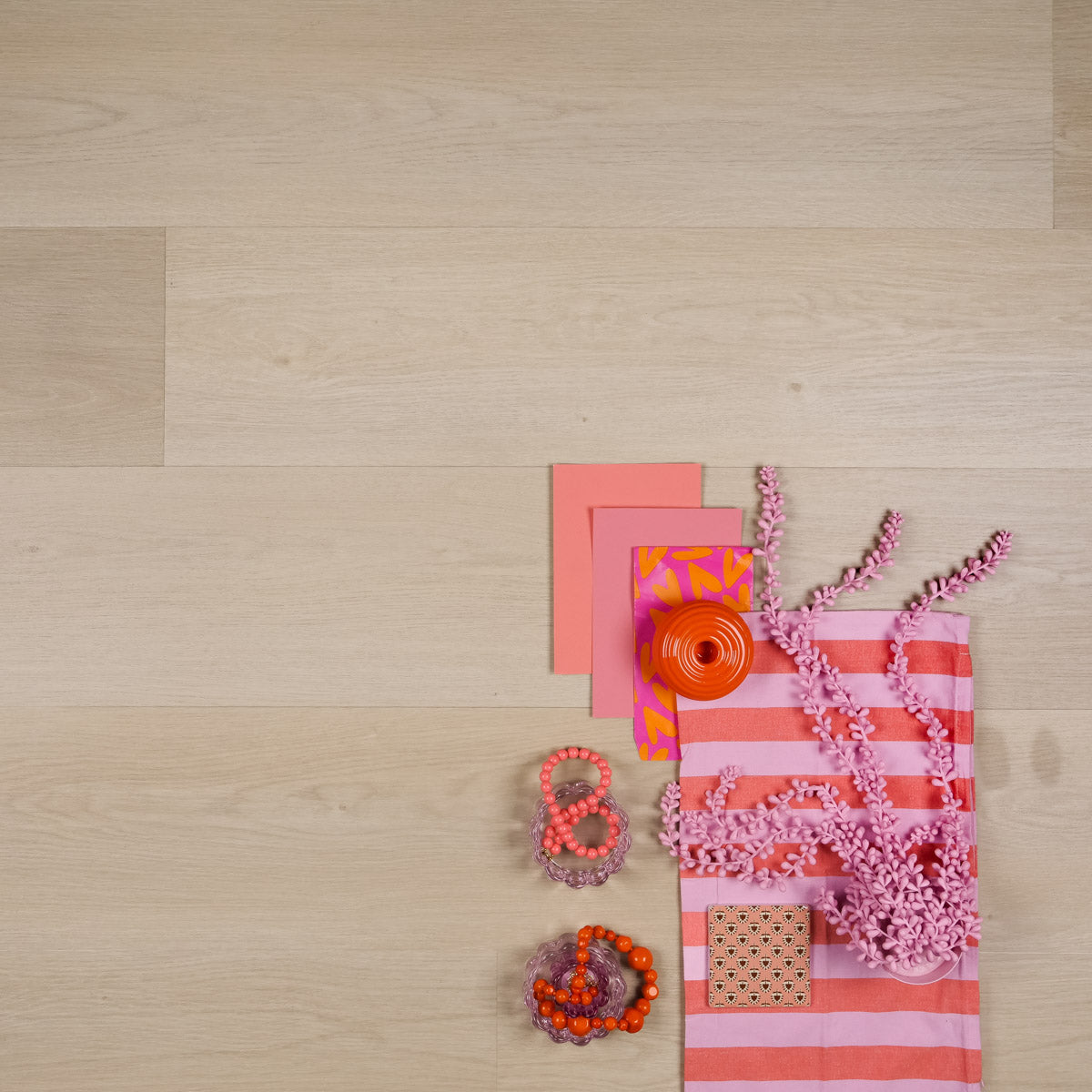 De Otium at Home OTIUM NXT collectie staat voor de nieuwste generatie PVC vloeren. Dankzij de ultra matte afwerking, natuurgetrouwe hout- en steenstructuren en sterke slijtlaag combineren deze vloeren een luxe uitstraling met optimaal gebruiksgemak. Verkrijgbaar in plank, visgraat en tegel, in zowel Dryback als Rigid uitvoering, en volledig geschikt voor vloerverwarming en intensief dagelijks gebruik.