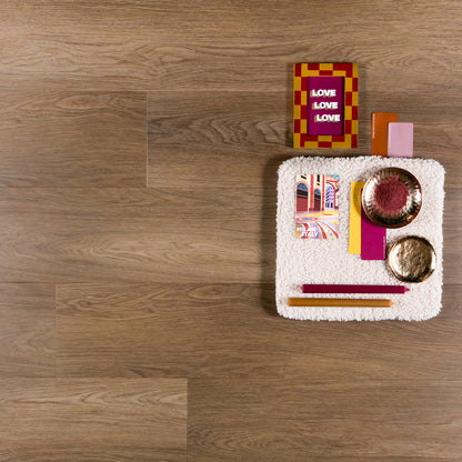 Otium  Savanna Stijlvolle stroken SPC vloer verkrijgbaar bij XL Woonwinkel, 100% waterbestendig, geschikt voor vloerverwarming en voorzien van een geïntegreerde ondervloer.